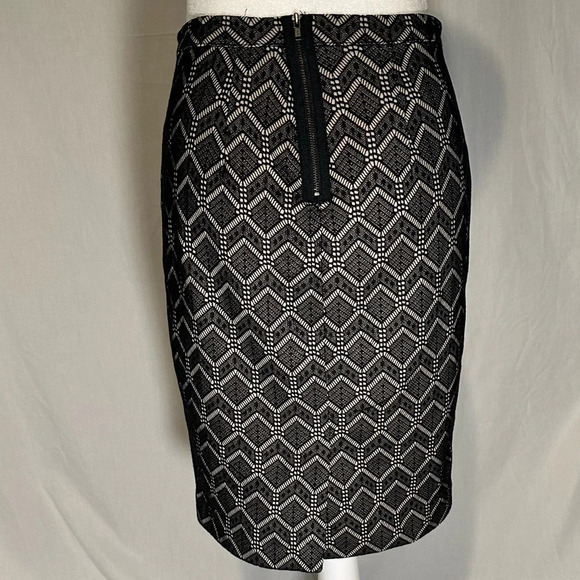 The Limited black & tan geometric pattern lace overlay pencil skirt size 2 - Picture 2 of 3